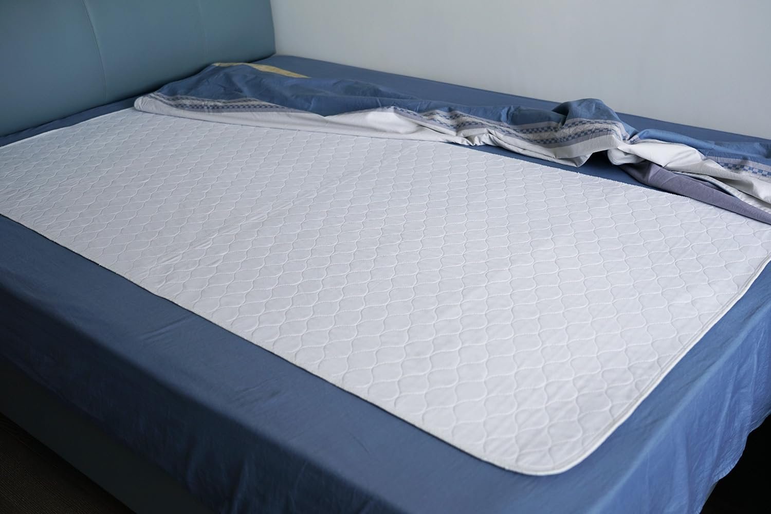 Careboree Bed Pad for Incontinence Reusable Underpad 36″ X72″ Fits King Bed Large Washable Waterproof Draw Sheet Mattress Protector for Seniors, Bedwetting Kids, Hospitals, Pets
